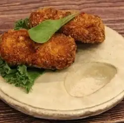 自家製チーズ入り海鮮ミックスクリームコロッケ 藻塩添え(2個)