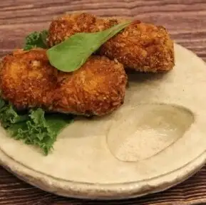 自家製チーズ入り海鮮ミックスクリームコロッケ　藻塩添え（2個）