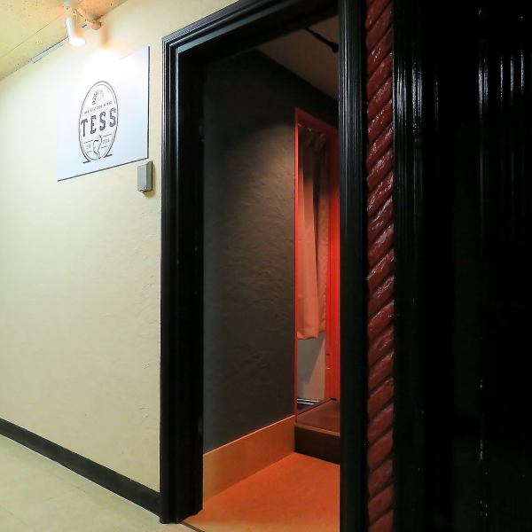 お洒落な外観が目印の当店。お一人様でもお気軽にご来店いただけるよう、カウンター席、ソファーで13名様までのご宴会が可能です。また、貸切でのご利用は、お客様の人数・ご予算等ご相談承ります。