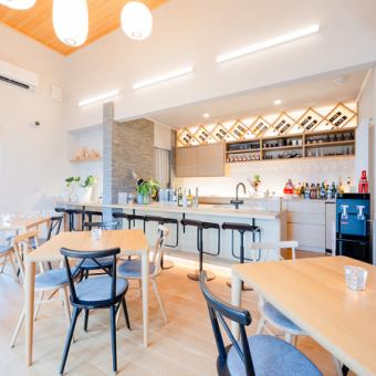 当店では、テーブル席を4名席を4席ご用意しております。席の間隔は広めにとってありますので、周囲を気にすることなくプライベートな空間でおくつろぎいただけます。