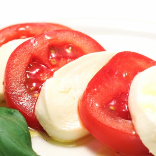 马苏里拉奶酪和成熟西红柿的 Caprese