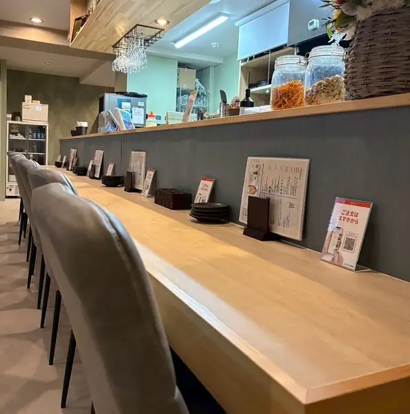 【お一人様やデートにぴったりなカウンター席】しっとりとお酒と料理を味わうならカウンター席がおすすめ。スタッフとの会話を楽しんだり、大切な人との距離を縮めたりと、思い思いの時間をお過ごしいただけます。17時から営業しておりますので、早い時間帯のサク飲みにも最適です。