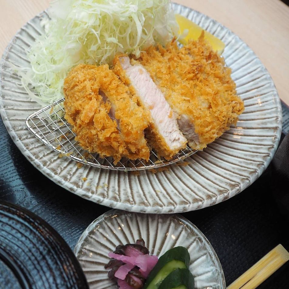 サクサクの衣に、ジューシーで柔らかいお肉のカツ定食を是非♪