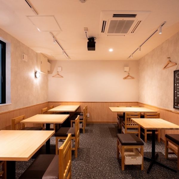 【テーブル席◎】せんべろ&ハッピーアワーも開催中！広々とした店内は清潔感があり、ゆったりとお過ごしいただけます♪気心の知れた友人や仕事仲間と集まりたい時にピッタリの空間です。お子様とのご利用も大歓迎です☆六本松周辺でランチやモーニング、海鮮酒場をお探しのお客様はぜひえのまへお越しください♪