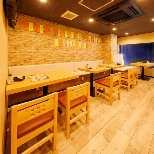 こだわりの店内の雰囲気を感じやすいオープン席♪落ち着いた店内と逸品料理をお楽しみください。このお席で使えるお得なクーポンも多数ご用意しております。料理長自慢の料理と豊富なお酒をお楽しみ下さい。