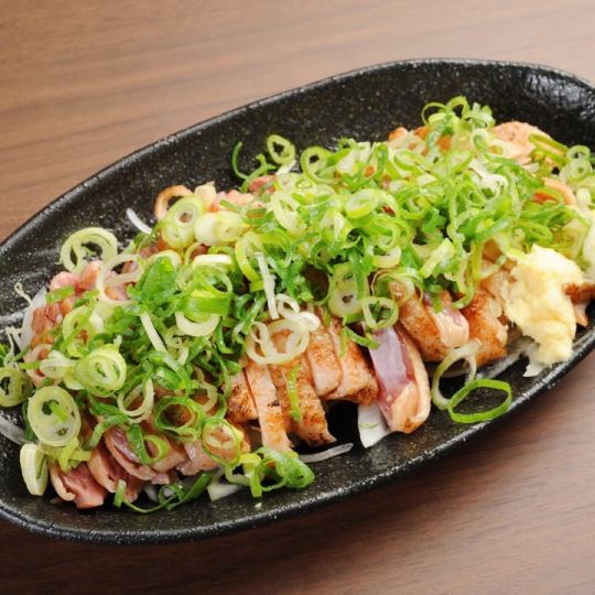 [No. 1 in popularity!] Famous dish! Momo tataki (1,080 yen)◇The sweet ponzu sauce makes it light and perfect for pairing with alcohol♪