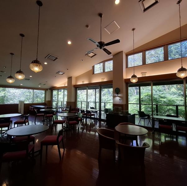 全60席、立食であれば最大100名様までご利用可能。森林に囲まれた落ち着きのある空間で贅沢なお食事をお愉しみいただけます。ドリンクメニューも豊富にご用意しておりますので、各種宴会は是非「おんりーゆー」で！団体にもオススメ♪