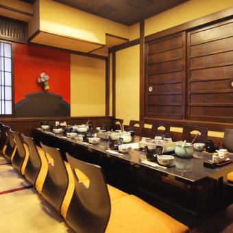 It is a completely private room with a sunken kotatsu table that is ideal for 10 people.It is ideal for use in various scenes such as banquets and dinner parties.Due to the popularity of the seats, early reservations are recommended.Please feel free to ask us for a preview in advance.