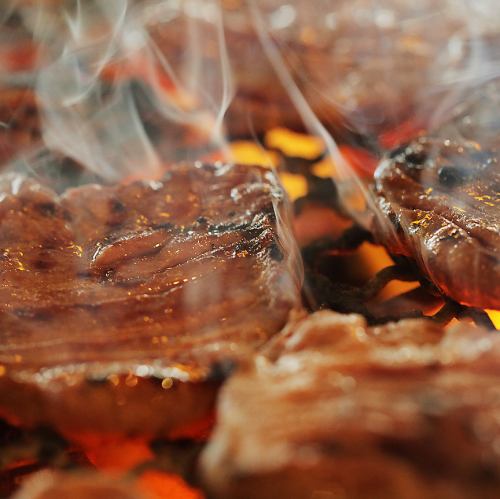仙台牛肉棕褐色切成薄片的木炭烤盐烤