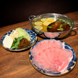 2種類の出汁が選べるあぐー豚しゃぶしゃぶ