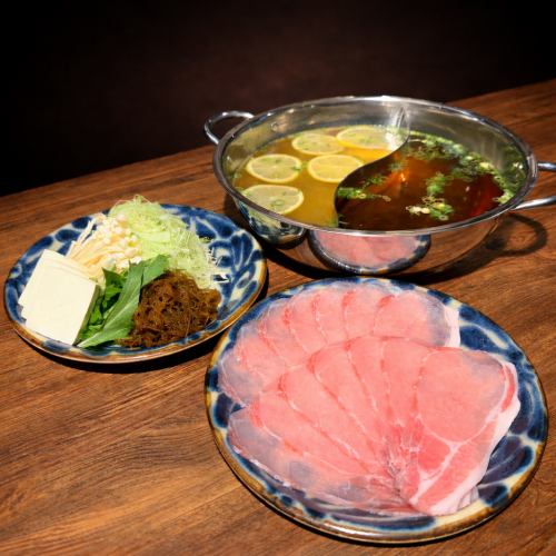 2種類の出汁が選べるあぐー豚しゃぶしゃぶ