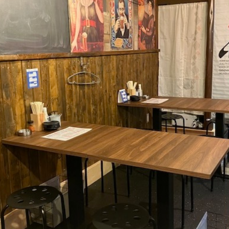 店内には4名様掛けのテーブル席が3つあり、繋げてご利用いただくことで最大12名様までのご宴会が可能です！会社での宴会、友人との集まりなど、団体様でのご利用もご予約可能です。周りを気にせず、美味しい料理とお酒を楽しみながら、賑やかな時間をお過ごしください。