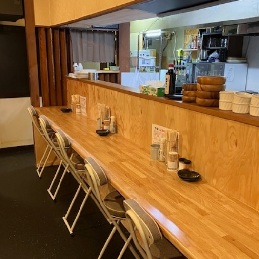 キッチンとの距離が近く、調理の様子や活気を感じられるカウンター席もございます。スタッフへ料理やお酒のおススメを聞きながら、お一人様でも気兼ねなくゆったりとお過ごしいただけます。お仕事帰りのサク飲みや、友人との語らいの場にもおすすめです◎