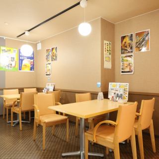 【2~4名様用のテーブル席】友人や家族との集まりに最適です。美味しい料理とともに、楽しいひとときをお過ごしください♪