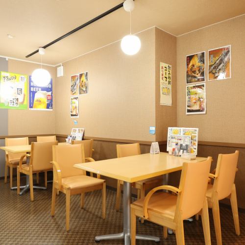 【2~4名様用のテーブル席】友人や家族との集まりに最適です。美味しい料理とともに、楽しいひとときをお過ごしください♪