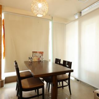 【個室】2~4名様用のテーブル席。友人との楽しい食事や、大切な人との特別な時間にぴったり♪美味しい料理を囲みながら、心温まるひとときをお過ごしいただけます。