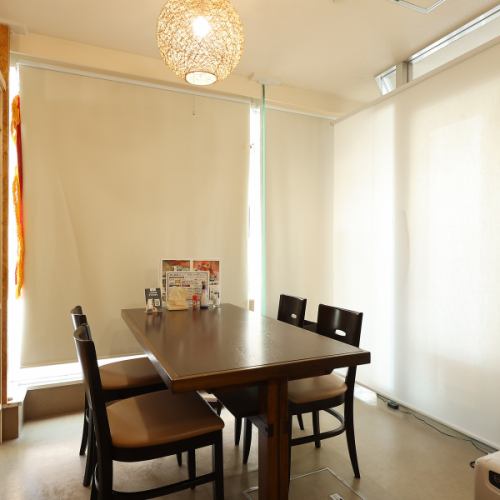 【個室】2~4名様用のテーブル席。友人との楽しい食事や、大切な人との特別な時間にぴったり♪美味しい料理を囲みながら、心温まるひとときをお過ごしいただけます。