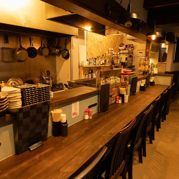 【全7席のカウンター】店長との会話も楽しみのひとつ。料理の説明を聞きながら食べると、美味しさも倍増！元気がもらえるような明るさと、ちょっと驚くような創作メニューが並ぶ、居心地のいい特等席です。ひとり飲みやデートにもおすすめ◎