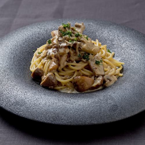 Cream pasta with three kinds of mushrooms (porcini, maitake, and mushroom)