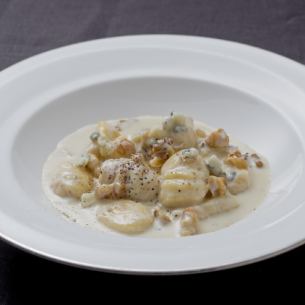 Potato gnocchi with walnuts and gorgonzola