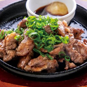 Grilled beef tendon on an iron plate