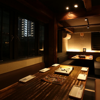 【リバーサイドに佇む鉄板居酒屋】夜景を見ながら、ゆっくりお料理とお酒をお楽しみいただける堀ごたつ席です。宴会やデートなど、様々なシーンでご利用いただけます。