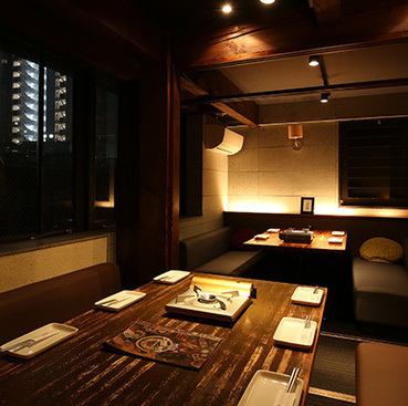 【プライベートから宴会まで◎】2名様から使える個室だけでなく、24名様までのフロア貸切など宴会にも最適◎サークルや会社でのご宴会や同窓会等大規模なご宴会に対応します。あたたかみのある店内はもちろんデートにもぴったり♪マスターが作る美味しい鉄板焼き料理で、歓送迎会はいかがですか？