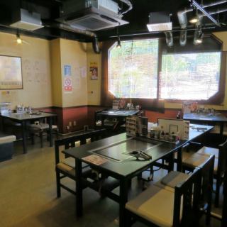 4名掛けのテーブル席。