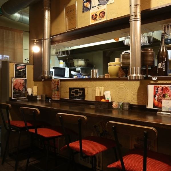 【一人焼肉も大歓迎♪】当店では、カウンターのお席もご用意しておりますので、おひとり様の焼肉大歓迎！！自分が食べたいお肉を自分好みに焼き上げ口いっぱいに頬張る。最高のひととき間違いなしです♪
