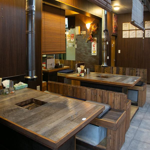 【皆様のご来店を心からお待ちしております♪】木目調の造りの当店は、どこか懐かしさを感じるノスタルジックな空間に。ウッド調の暖かでぬくもりを感じさせるテーブル席は、４名掛けを３卓ご用意。どんな場面でもご利用頂けます☆ ご友人やご家族と一緒に、ゆったりとした時間をお過ごしください♪