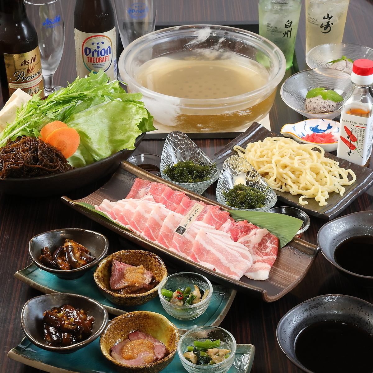 “三别邸北新地店”的完全私人房间“Hanare”。用水晶锅享用高品质的阿古猪肉涮锅