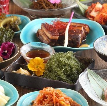 【也有正宗冲绳料理】海葡萄、醋渍海蕴、木薯、地米豆腐、岛葱等也很受欢迎。