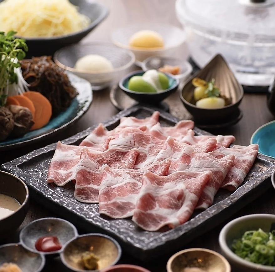 请品尝使用冲绳阿古猪肉制作的美味涮锅。