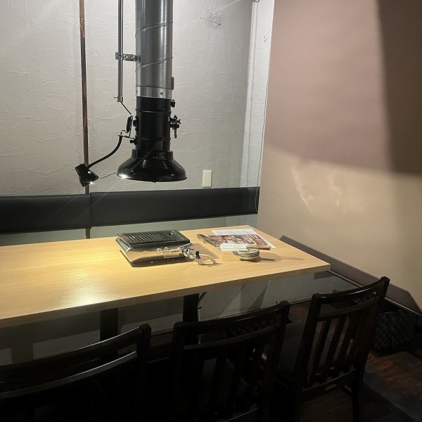 【最大２４名までフロア貸切可】団体様でも使えるフラットなお店！大衆感溢れるフロアは肩肘はらずにお食事を楽しめるスペースとなっております◆お席を繋げて8名様以上の中大規模のご宴会も大歓迎です。
