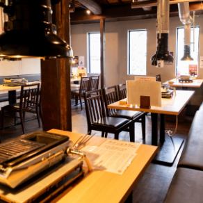 【様々な内装でお出迎え◆】レトロな雰囲気のお席も用意！大衆感溢れるフロアは肩肘はらずにお食事を楽しめるスペースとなっております◆