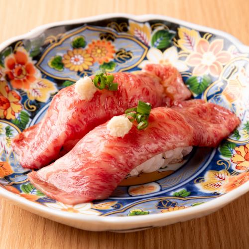 【鮮度超讚！高級大理石紋的甜味讓人忍不住想拍照】高級肉壽司 980日圓（含稅）