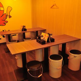 ゆったりとしたテーブル席をご利用ください。