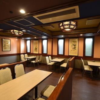 [Table seats on the 2nd floor] 2 to 4 seats x 8 tables, 4 to 6 seats x 4 tables, small seats that can be used by 1 person, and seats that can be used side by side!