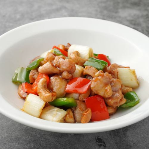 Stir-fried chicken and cashew nut