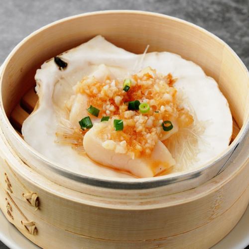 Steamed scallops with garlic