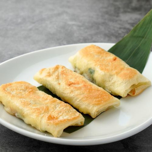 Grilled spring rolls with garlic