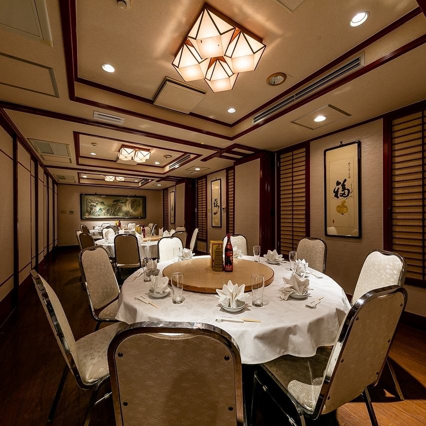 You can rent out the entire floor! Enjoy a wonderful time in a private room with a round table.