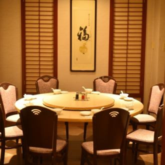 [Third floor private rooms] There are three private rooms with round tables that can seat 10 people.Please feel free to contact us to inquire about availability, with a minimum number of people required.