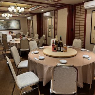 [Third floor table seating] Three round tables for 10 people each. This is a newly opened store, and the interior is very clean and tidy. We can also rent out the entire floor, so please feel free to contact us for more information!