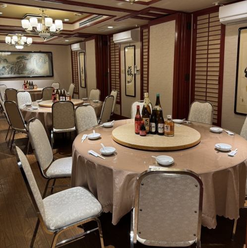 [Third floor table seating] Three round tables for 10 people each. This is a newly opened store, and the interior is very clean and tidy. We can also rent out the entire floor, so please feel free to contact us for more information!