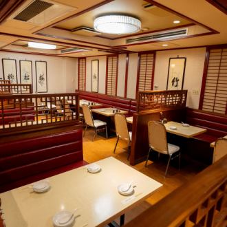 【二樓桌椅】我們有 8 張 2-4 人桌、4 張 4-6 人桌，以及其他適合 1 人或多人的小型團體座位選擇，還有可以並排坐的座位！