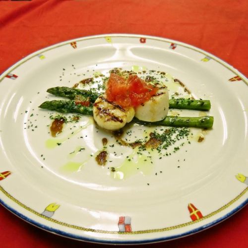 Grilled scallops and asparagus