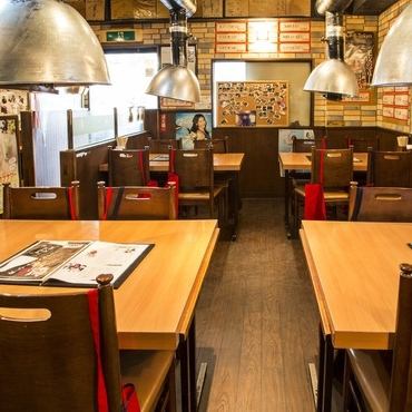 【少人数様・グループ宴会にテーブル席】本場・韓国の絶品料理と、フルーティな韓国焼酎やマッコリで乾杯！どんなに飲んで食べても、脂っこさが無くサッパリとしているのが韓国料理の特徴。お仕事終わりのサク飲み・女子会・ご飯デートにもピッタリな、広々テーブル席を多数ご用意してお待ちしております！