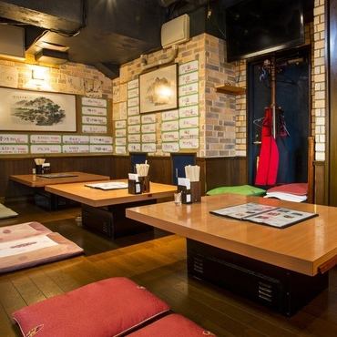 【団体様のご利用・貸切も承ります◎】足をくずしてゆったりくつろげるので、老若男女問わず大人気のお座敷席。仲間や同僚と楽しくワイワイ、本場韓国料理をご堪能ください！テーブルを囲んで団らんができるのがモンシリの特徴♪同窓会・親族でのお集まり・打ち上げ・会社宴会といった規模の宴会にも対応♪