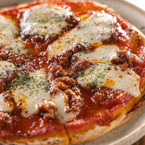 [Our specialty ◎] Roman-style homemade bolognese and mozzarella pizza 1180 yen (tax included)